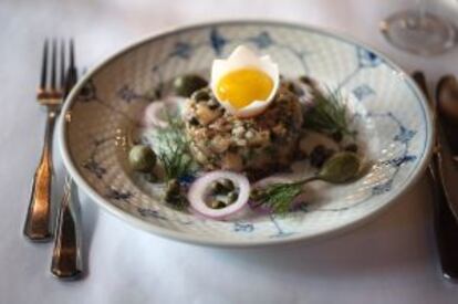 Alcaparras y eneldo decoran este plato del restaurante danés Schønnemann en Copenhague.