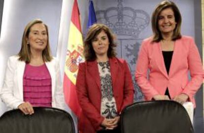 (i-d) La ministra de Fomento, Ana Pastor; la vicepresidente del Gobierno, Soraya Senz de Santamara, y la ministra de Empleo, Ftima B?ez, al inicio de la rueda de prensa tras el Consejo de Ministros.