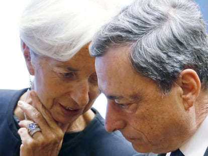 Christine Lagarde directora gerente del FMI y futura presidenta del BCE habla con Mario Draghi, actual presidente del Banco Central. 