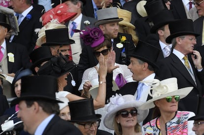 Las tribunas de Ascot se llena todos los años de elegantes damas y caballeros para esta tradicional cita con la moda y las carreras de caballos