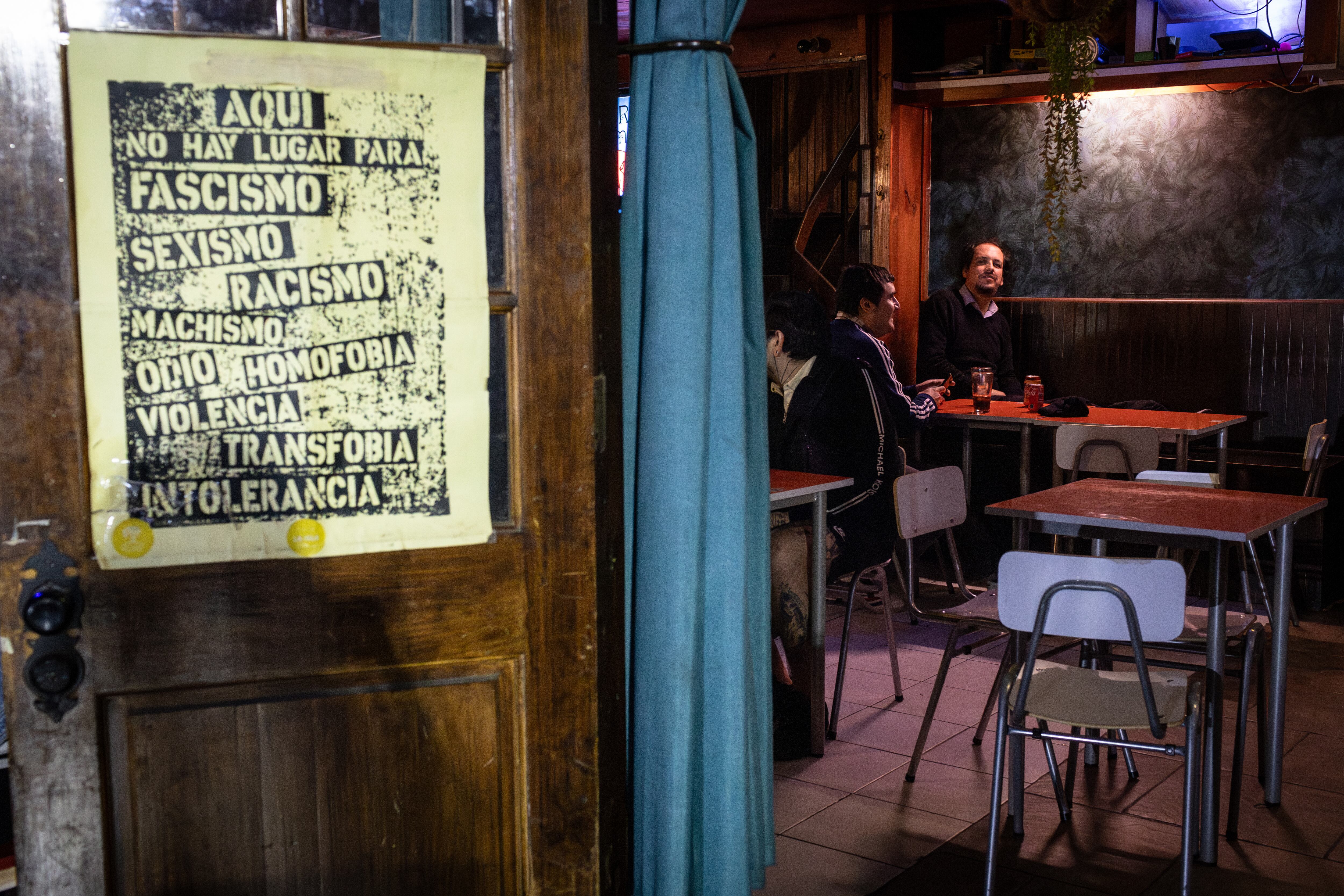 El bar La Isla en las Torres de Tajamar en Providencia, Santiago, 2024. 