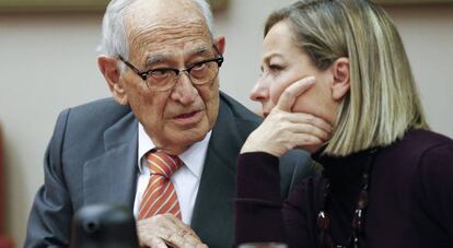 El exdirector general del Banco de España Aristóbulo de Juan conversa con la diputada y presidenta de la Comisión de investigación de la crisis financiera, Ana Oramas.