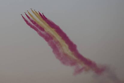 La llegada del Solar Impulse II, que se mueve de día y noche exclusivamente con energía solar, ha sido visible desde toda la ciudad de Sevilla por el humo anaranjado desplegado por la patrulla Águila integrada por seis cazas Eurofighter que ha escoltado a la aeronave formando la bandera de España en el cielo.