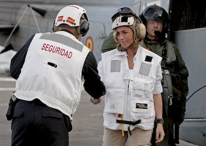 La ministra de Defensa, Carme Chacón (d), a su llegada al buque de la Armada española "Castilla" donde se celebró un acto de despedida de los cuatro militares fallecidos en un accidente de helicóptero en Haití, el 18 de marzo de 2010.