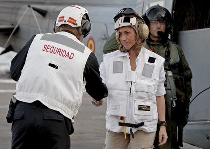 La ministra de Defensa, Carme Chacón (d), a su llegada al buque de la Armada española "Castilla" donde se celebró un acto de despedida de los cuatro militares fallecidos en un accidente de helicóptero en Haití, el 18 de marzo de 2010.