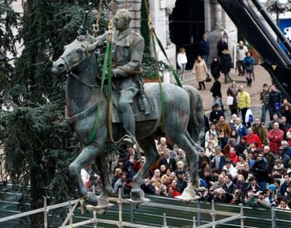 Momento en que es izado de su peana la estatua ecuestre de Francisco Franco, que ha sido retirada hoy de la plaza del Ayuntamiento de Santander. Esta figura de bronce, que ha presidido la principal plaza de Santander desde 1964, era la última representación de Franco a caballo.