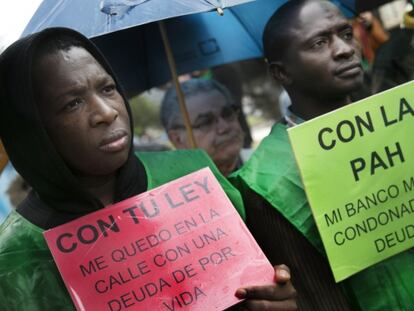 Varios afectados por los desahucios contaron sus historias en la parte final de la marcha silenciosa