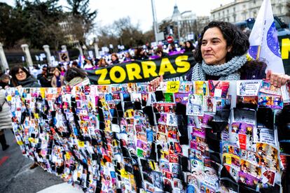 Pancarta que pide la abolición de la prostitución de la manifestación transexcluyente de Madrid. Está elaborada con anuncios encontradoS en las calles de Madrid.