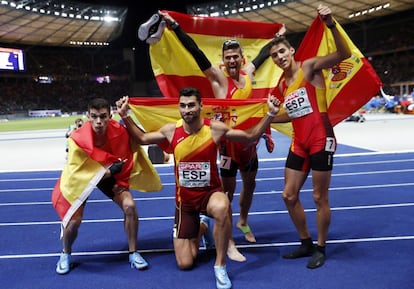 Los atletas españoles celebran el bronce en los 4x400m relevos, el 11 de agosto de 2018, en Berlín.