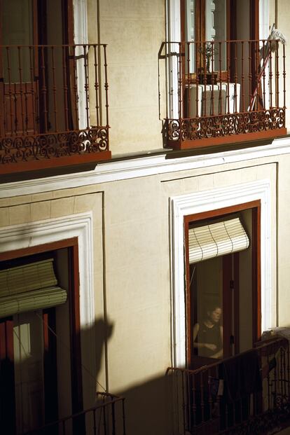 Cuando el sol salió la tarde del 3 de abril, balcones y ventanas como esta de Madrid se llenaron.