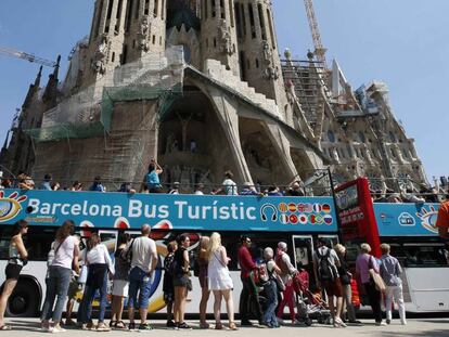 Turistas a los pies de la Sagrada Familia.