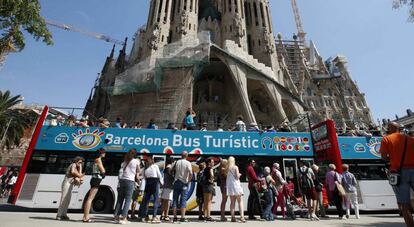 Turistas a los pies de la Sagrada Familia.