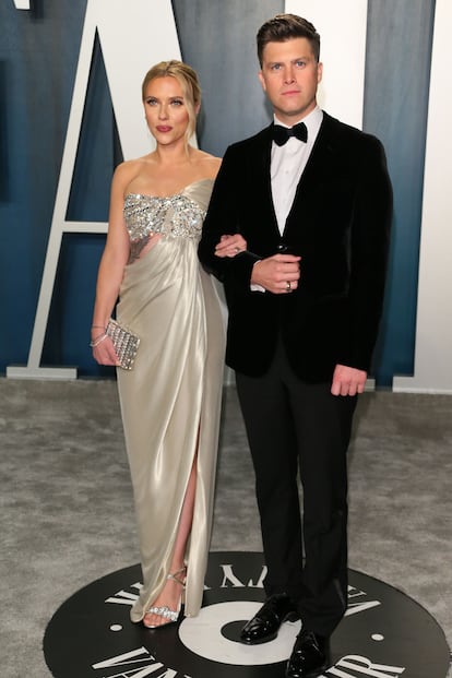 Scarlett Johansson, muy favorecida con un vestido de Oscar de la Renta y sandalias de Jimmy Choo, acudió acompañada por su pareja Colin Jost.