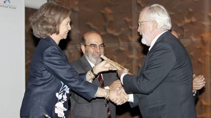 La reina Sof&iacute;a entrega el premio FAO a Forges.