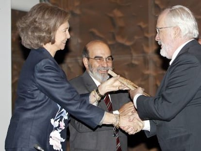 La reina Sof&iacute;a entrega el premio FAO a Forges.