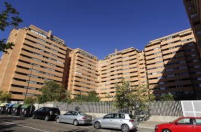 Vista de la urbanización de Zaragoza en la que un menor de edad como ha matado presuntamente a su madre.