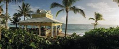 Un bar tropical en una playa de Isla Paraíso, en Bahamas.