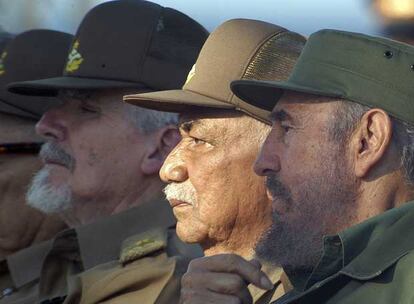 El comandante Juan Almeida Bosque, centro, junto a Fidel Castro y Ramiro Valdés.