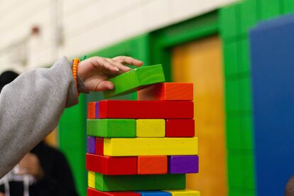 Un niño coloca bloques de colores.