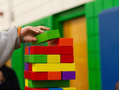 Un niño coloca bloques de colores.