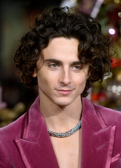 Un collar viral. Otro estilismo que marcó fue el que eligió para su presentación de 'Wonka' en Londres. El culpable no fue su traje de chaqueta de terciopelo en color frambuesa, sino el impresionante collar de Cartier, marca de la que es imagen desde 2021, confeccionado para la ocasión. Una pieza de joyería inspirada en la película para la que se emplearon 450 horas de trabajo y que estaba confeccionada con más de 900 piedras preciosas.
