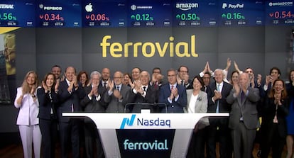 El presidente de Ferrovial, Rafael del Pino, el consejero delegado, Ignacio Madridejos, y otros directivos, en la ceremonia de apertura de la sesión, en una toma de pantalla tomada de la señal del Nasdaq.