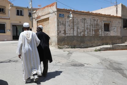 Dos hombres musulmanes salen de la mezquita del barrio de 'los pisos rojos' en Jumilla, este jueves.