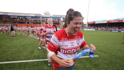 Laura Delgado celebra el título de liga con el Gloucester en una imagen cedida por la jugadora.
