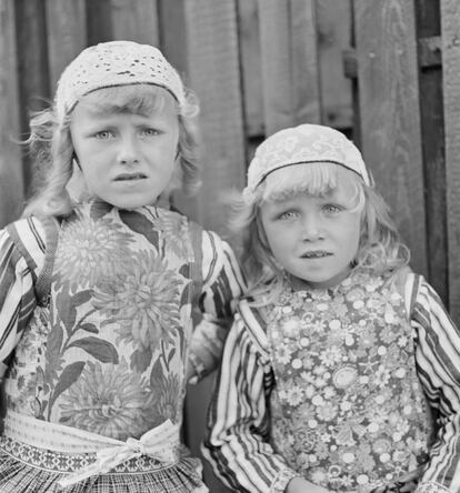 Dos niñas vestidas con klederdracht  (trajes tradicionales)
Marken, Holanda, 1939