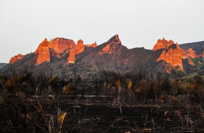 Paraje quemado en el espacio natural de Las Médulas en la provincia de León este martes. 