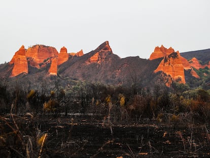 Paraje quemado en el espacio natural de Las Médulas en la provincia de León este martes.