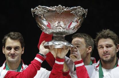 Roger Federer y Stanislas Wawrinka, celebran el triunfo en la Copa Davis.