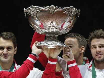 Roger Federer y Stanislas Wawrinka, celebran el triunfo en la Copa Davis.