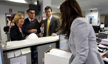 Rosa Díez y Andrés Herzog registran una querella contra Bankia en la Audiencia Nacional en 2012.