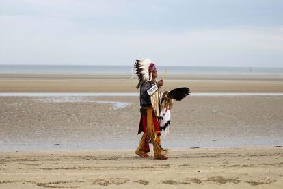 Un descendiente de soldados indios comanches participa en los actos conmemorativos del 70 aniversario del desembarco de Normandía en Sainte-Marie-du-Mont. La cuarta división de infantería de EE.UU con 14 comanches desembarcaron en la playa de Utah para transmitir mensajes en código comanche, que no pudieron ser entendidos por los ocupantes alemanes.