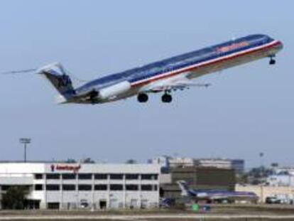 Avión de American Airlines durante su despegue en el Aeropuerto Internacional de Dallas Forth Worth, en Dallas, Texas, EE.UU. EFE/Archivo
