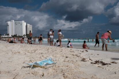 Turistas disfrutan de una playa en Cancún, México, 27 de diciembre de 2021.