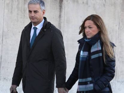Ricardo Costa i la seva dona arriben a l'Audiència Nacional.