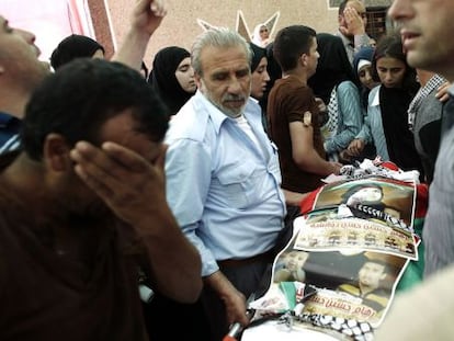 Familiares de Riham Dawabsha, durante su funeral.