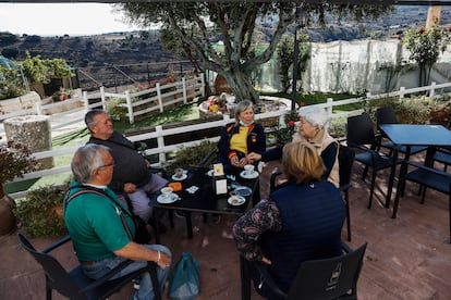 Un grupo toma café la mañana de este miércoles en la terraza del restaurante hostal Barón. Ellas tienen prisa, porque a las doce es la misa y quieren llegar a tiempo. Todos vienen de Canalejas, allí el bar está cerrado y por eso fueron a Castejón. "El bar es el punto de encuentro, es la única distracción que hay", dice Adelina Artero (de amarillo). "Sí, el teatro está cerrado", bromea Ismael Artero (de verde). 