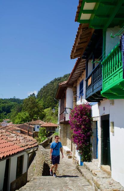 Calles empedradas, hórreos y casas de marineros en el pueblo de Tazones.