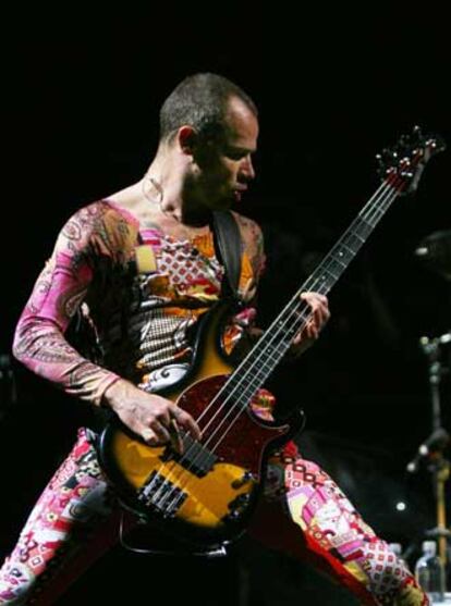 Michael Peter Balzary, bajista de Red Hot Chili Peppers, anoche en el Palau Sant Jordi.