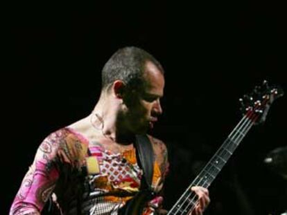 Michael Peter Balzary, bajista de Red Hot Chili Peppers, anoche en el Palau Sant Jordi.