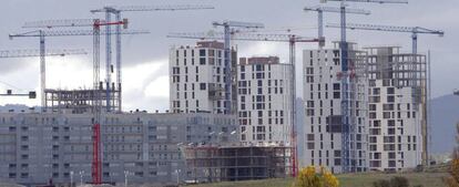 En la imagen, varios edificios de viviendas en construcción.