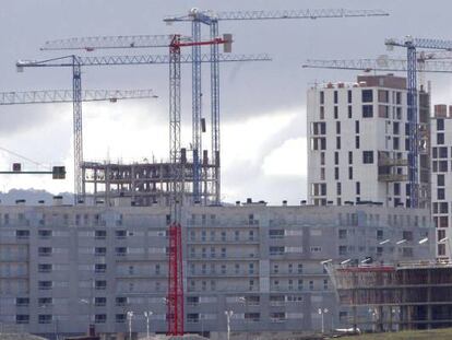 En la imagen, varios edificios de viviendas en construcción. 