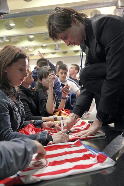 Fernando Torres firma a una aficionada una camiseta del Atlético de Madrid, el equipo en el que se formó como futbolista.