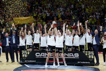 Las jugadoras del Hozono Jairis celebran su victoria ante el Perfumerías Avenida en la final de la Copa de la Reina de Baloncesto.