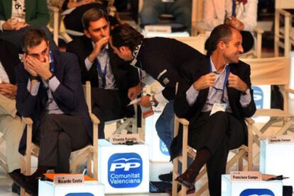 Despite being accused of corruption, Valencian premier Francisco Camps (r) is still on the PP's election ticket.