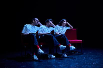 Escena de la obra 'Tu em vas prometre una història d’amor', de Helena Tornero, en la sala Beckett dentro del Festival Grec.