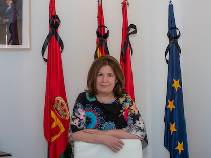 La alcaldesa de Alcorcón, Natalia de Andrés, en su despacho delante de las banderas con crespones negros